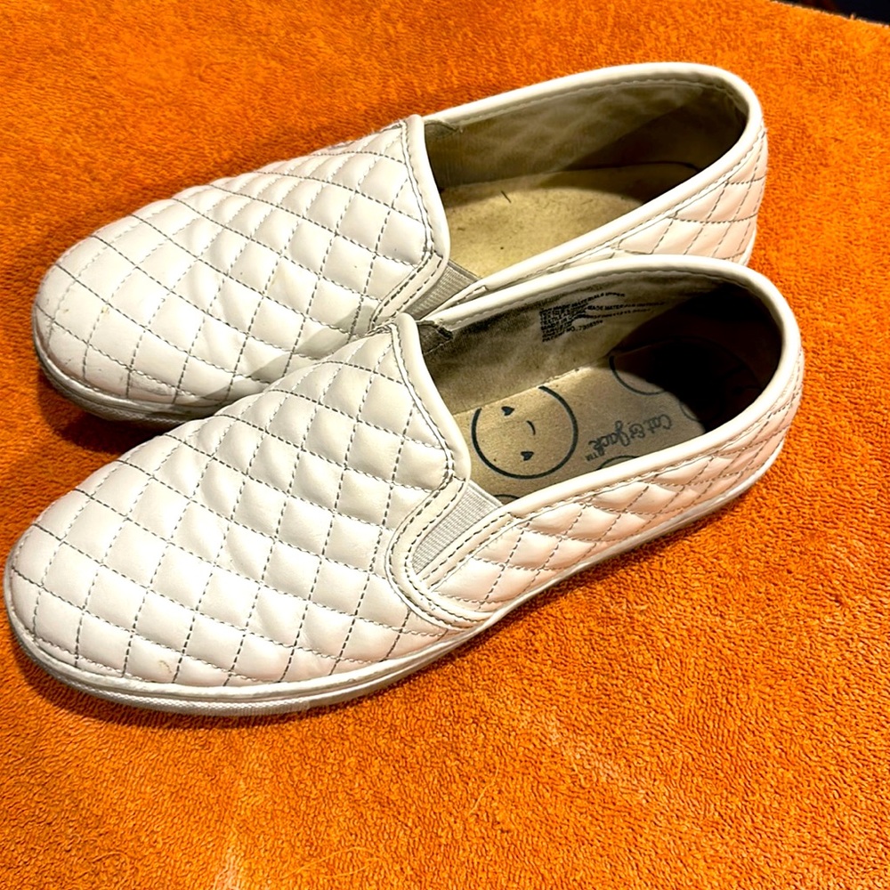 Cat and jack size 4 slip on sneakers gently worn